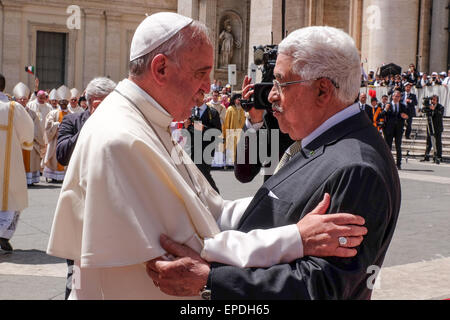 Vatikan-Stadt. 17. Mai 2015. Papst Francis kanonisieren vier neue Heiligen in Sankt Petersplatz - sie sind zwei palästinensischen Nonnen, Schwestern Mariam Bawardy und Marie Alphonsine Ghattas und zwei europäischen Heiligen Jeanne Emilie de Villeneuve aus Frankreich und Maria Cristina von der Unbefleckten Empfängnis aus Italien - 17. kann 2015   Papst Franziskus mit Abu Mazen; Bildnachweis: Wirklich einfach Star/Alamy Live-Nachrichten Stockfoto