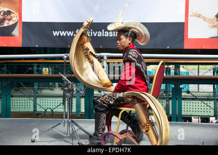 16. Mai 2015 FestivalAsia, London - indonesische Harfe-Spieler Stockfoto