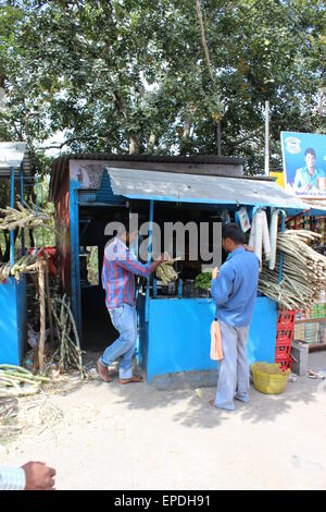 Der Tempel und der Wallfahrt Bezirk von Chamundi Hill, Mysore. Ein Stall zu verkaufen Zuckerrohrsaft Stockfoto