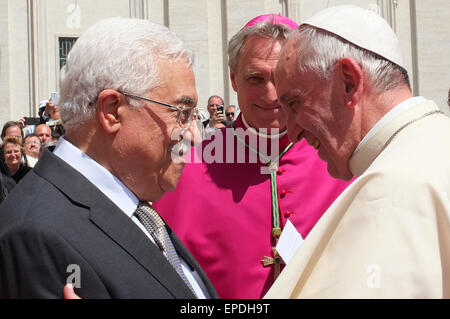 Vatikan-Stadt. 17. Mai 2015. Papst Francis kanonisieren vier neue Heiligen in Sankt Petersplatz - sie sind zwei palästinensischen Nonnen, Schwestern Mariam Bawardy und Marie Alphonsine Ghattas und zwei europäischen Heiligen Jeanne Emilie de Villeneuve aus Frankreich und Maria Cristina von der Unbefleckten Empfängnis aus Italien - 17. kann 2015   Papst Franziskus mit Abu Mazen; Bildnachweis: Wirklich einfach Star/Alamy Live-Nachrichten Stockfoto