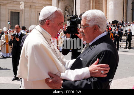 Vatikan-Stadt. 17. Mai 2015. Papst Francis kanonisieren vier neue Heiligen in Sankt Petersplatz - sie sind zwei palästinensischen Nonnen, Schwestern Mariam Bawardy und Marie Alphonsine Ghattas und zwei europäischen Heiligen Jeanne Emilie de Villeneuve aus Frankreich und Maria Cristina von der Unbefleckten Empfängnis aus Italien - 17. kann 2015   Papst Franziskus mit Abu Mazen; Bildnachweis: Wirklich einfach Star/Alamy Live-Nachrichten Stockfoto