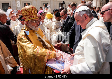 Vatikan-Stadt. 17. Mai 2015. Papst Francis kanonisieren vier neue Heiligen in Sankt Petersplatz - sie sind zwei palästinensischen Nonnen, Schwestern Mariam Bawardy und Marie Alphonsine Ghattas und zwei europäischen Heiligen Jeanne Emilie de Villeneuve aus Frankreich und Maria Cristina von der Unbefleckten Empfängnis aus Italien - 17. kann 2015 Credit: wirklich Easy Star/Alamy Live News Stockfoto