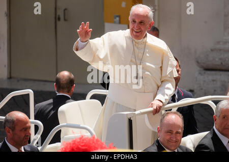 Vatikan-Stadt. 17. Mai 2015. Papst Francis kanonisieren vier neue Heiligen in Sankt Petersplatz - sie sind zwei palästinensischen Nonnen, Schwestern Mariam Bawardy und Marie Alphonsine Ghattas und zwei europäischen Heiligen Jeanne Emilie de Villeneuve aus Frankreich und Maria Cristina von der Unbefleckten Empfängnis aus Italien - 17. kann 2015 Credit: wirklich Easy Star/Alamy Live News Stockfoto