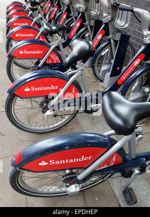 Santander Bank gesponsert Leihfahrräder in docking-Station, London Stockfoto