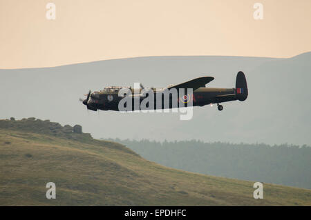 Hier abgebildet ist eine Avro Lancaster Bomber auf eine Fliege in das Derwent Valley nahe Ladybower Vorratsbehälter vorbei. Die Lancaster ist die meisten Stockfoto