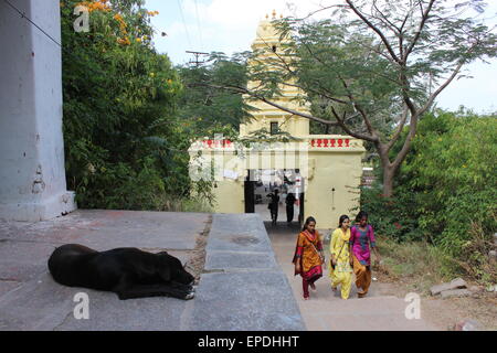 Der Tempel und der Wallfahrt Bezirk von Chamundi Hill, Mysore. Der Beginn einer langen Steigung. Stockfoto