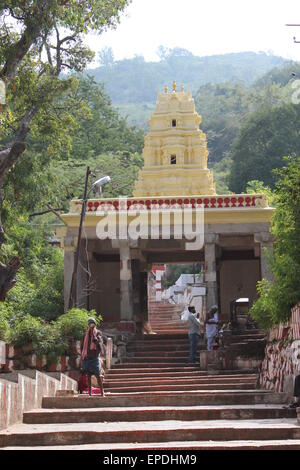 Der Tempel und der Wallfahrt Bezirk von Chamundi Hill, Mysore. Der Beginn einer langen Steigung. Stockfoto
