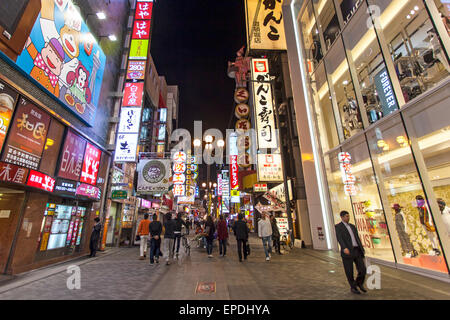 OSAKA - 16 APRIL: Japanische Billboard Zeichen in Osaka, Japan am 16. April 2014. Stockfoto