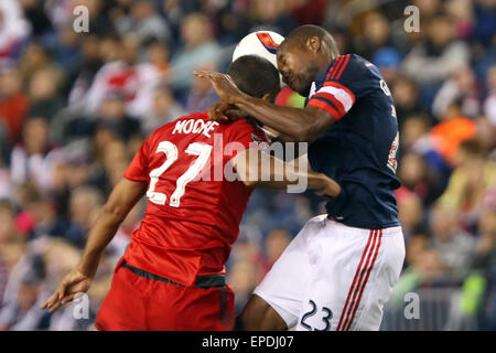 16. Mai 2015; Foxborough, Massachusetts, USA; Toronto FC vorwärts Luke Moore (27) und New England Revolution Verteidiger Jose Goncalves (23) in Aktion in der zweiten Hälfte ein MLS-Spiel zwischen den New England Revolution und Toronto FC im Gillette Stadium. New England und Toronto gespielt zu einem 1: 1 zu zeichnen. Anthony Nesmith/CSM Stockfoto