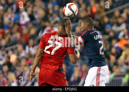 16. Mai 2015; Foxborough, Massachusetts, USA; Toronto FC vorwärts Luke Moore (27) und New England Revolution Verteidiger Jose Goncalves (23) in Aktion in der zweiten Hälfte ein MLS-Spiel zwischen den New England Revolution und Toronto FC im Gillette Stadium. New England und Toronto gespielt zu einem 1: 1 zu zeichnen. Anthony Nesmith/CSM. Stockfoto