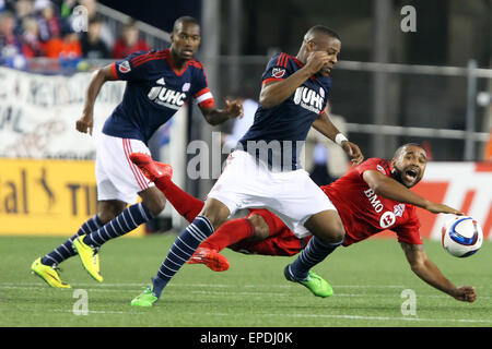 16. Mai 2015; Foxborough, Massachusetts, USA; Toronto FC vorwärts Luke Moore (27) von New England Revolution Verteidiger Jose Goncalves (23) verteidigt und New England Revolution Verteidiger Andrew Farrell (2) fällt auf den Rasen bei einem MLS-Spiel zwischen den New England Revolution und Toronto FC im Gillette Stadium. New England und Toronto gespielt zu einem 1: 1 zu zeichnen. Anthony Nesmith/CSM. Stockfoto