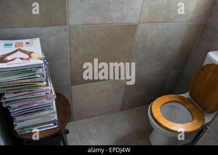 Einen Stapel Zeitschriften in einem Badezimmer Stockfoto