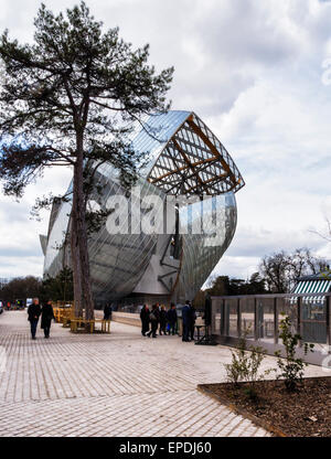 Stiftung Louis Vuitton Galerie für zeitgenössische Kunst in Paris. Moderne Stahl-Glas-Architektur des Architekten Frank Gehry Stockfoto