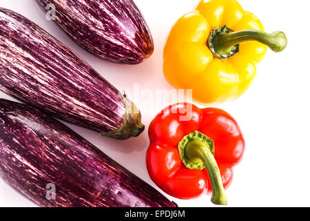 Rohe Reife gestreiften gesunde Eggeplants und Paprika, isoliert auf weiss Stockfoto