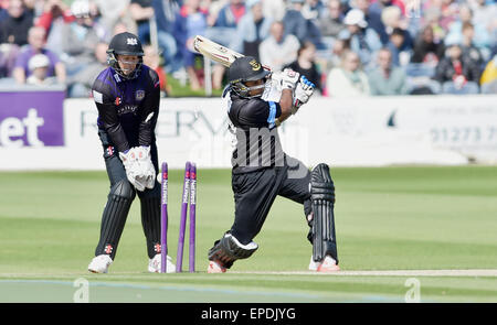 Hove, Brighton, UK. 17. Mai 2015. Sussex Mahela Jayawardena ist von Gloucestershire Tom Smith beobachtet von Wicketkeeper Geraint Jones während der NatWest T20 Blast-Cricket-Match zwischen Sussex Haie und Gloucestershire in Hove County Ground rollte. Stockfoto