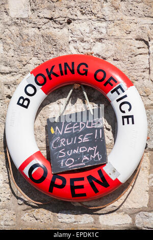 Needles Cruise Notice on Booking Office Rettungsring Rettungsring rettungsring in Yarmouth, Isle of Wight, Hampshire UK Stockfoto