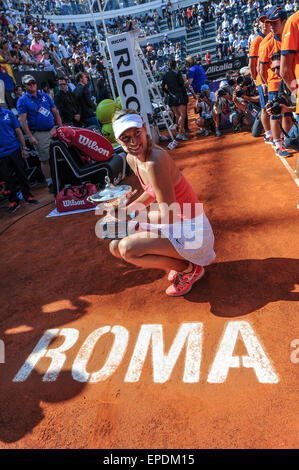 Rom, Italien. 17. Mai 2015. BNL italienischen Open Tennis. WTA Damen Einzel Finale Maria Sharapova vs. Carla Suarez Navarro. Maria Sharapova (RUS) mit Trophy gewinnt das Finale von schlagenden Carla Suarez Navarro (ESP) in 3 setzt Credit: Action Plus Sport/Alamy Live News Stockfoto