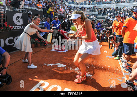 Rom, Italien. 17. Mai 2015. BNL italienischen Open Tennis. WTA Damen Einzel Finale Maria Sharapova vs. Carla Suarez Navarro. Maria Sharapova (RUS) mit Trophy gewinnt das Finale von schlagenden Carla Suarez Navarro (ESP) in 3 setzt Credit: Action Plus Sport/Alamy Live News Stockfoto