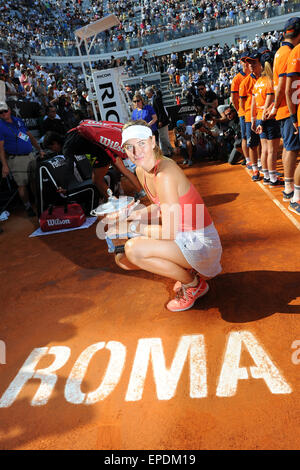 Rom, Italien. 17. Mai 2015. BNL italienischen Open Tennis. WTA Damen Einzel Finale Maria Sharapova vs. Carla Suarez Navarro. Maria Sharapova (RUS) mit Trophy gewinnt das Finale von schlagenden Carla Suarez Navarro (ESP) in 3 setzt Credit: Action Plus Sport/Alamy Live News Stockfoto