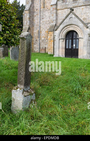 Großbritannien, England, Yorkshire.  Keltisches Kreuz, geglaubt, um 8. sein. Jahrhundert, in der Friedhof der St. Oswald Kirche, East Hauxwell. Stockfoto