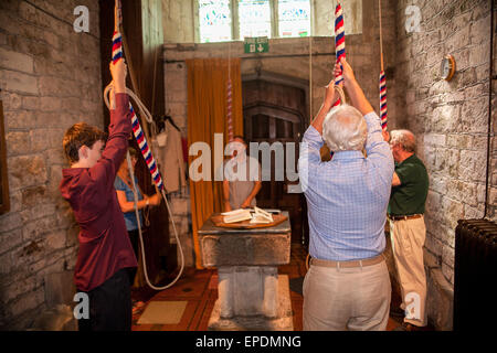 Klingel für eine Hochzeit in der Kirche des Heiligen Kreuzs, Shiilingstone Dorf, Dorset, England. © Paul Quayle Stockfoto