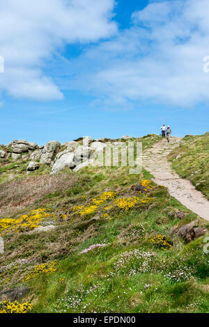 Zwei Wanderer auf dem South West Coast Path zwischen Sennen Cove und Lands End in Cornwall, England, UK Stockfoto