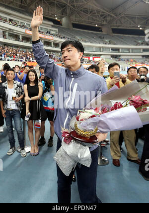 Shanghai, China. 17. Mai 2015. Ehemaliger chinesischer Hürdenläufer Liu Xiang (vorne), die letzten Monat im Ruhestand, winkt der Menschenmenge während seiner Abschiedsfeier nach dem Diamond League Meeting in Shanghai, Ost-China, am 17. Mai 2015. © Fan Jun/Xinhua/Alamy Live-Nachrichten Stockfoto