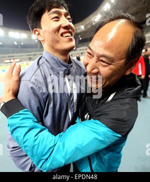 Shanghai, China. 17. Mai 2015. Ehemaliger chinesischer Hürdenläufer Liu Xiang (L), die letzten Monat im Ruhestand, umarmt seinen Trainer Sun Haiping während seiner Abschiedsfeier nach der Diamond League Meeting in Shanghai, Ost-China, am 17. Mai 2015. © Fan Jun/Xinhua/Alamy Live-Nachrichten Stockfoto