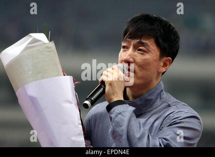 Shanghai, China. 17. Mai 2015. Ehemaliger chinesischer Hürdenläufer Liu Xiang, die letzten Monat im Ruhestand, macht eine emotionale Rede mit Tränen in seinen Augen während seiner Abschiedsfeier nach dem Diamond League Meeting in Shanghai, Ost-China, am 17. Mai 2015. © Fan Jun/Xinhua/Alamy Live-Nachrichten Stockfoto