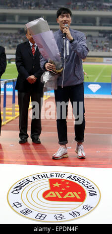 Shanghai, China. 17. Mai 2015. Ehemaliger chinesischer Hürdenläufer Liu Xiang (R), die letzten Monat im Ruhestand, macht eine emotionale Rede während seiner Abschiedsfeier nach dem Diamond League Meeting in Shanghai, Ost-China, am 17. Mai 2015. © Fan Jun/Xinhua/Alamy Live-Nachrichten Stockfoto