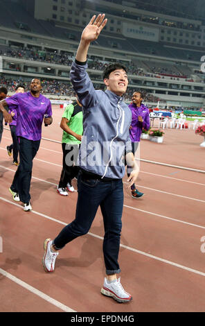 Shanghai, China. 17. Mai 2015. Ehemaliger chinesischer Hürdenläufer Liu Xiang (vorne), die letzten Monat im Ruhestand, winkt der Menschenmenge während seiner Abschiedsfeier nach dem Diamond League Meeting in Shanghai, Ost-China, am 17. Mai 2015. © Fan Jun/Xinhua/Alamy Live-Nachrichten Stockfoto