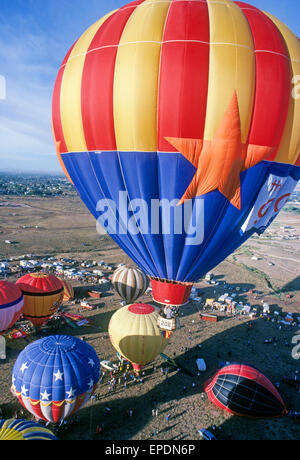 Heißluftballons abheben auf einer frühen Morgen Start am berühmten Albuquerque Hot Air Balloon Festival, jedes Jahr im Oktober in Albuquerque, New Mexico statt. Stockfoto