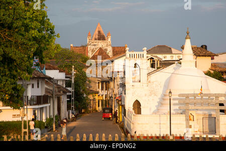 Straße und Hausnummer in der historischen Stadt Galle, Sri Lanka, Asien mit christlichen Kirche und buddhistischen Tempel Stockfoto