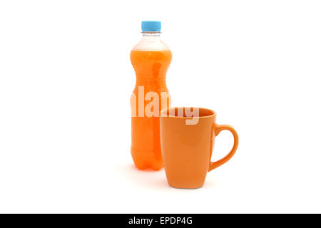 Süße Wasser in einem Kunststoff Flasche und Becher Orange Stockfoto