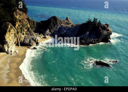 MC-Weg fällt im Julia Pfeiffer Burns State Park entlang des berühmten Highway 1, California. Stockfoto
