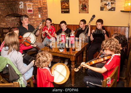 Kinder im Pub halten lokalen musikalische Traditionen wach. Armenhaus Festival, ein kleines Dorf aber berühmte für seine traditionelle musi Stockfoto