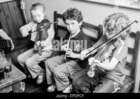 Kinder im Pub halten lokalen musikalische Traditionen wach. Armenhaus Festival, ein kleines Dorf aber berühmte für seine traditionelle Musik-Festival findet jedes Jahr, jetzt seit über 20 Jahren, im August. County Clare, Irland, Europa. Stockfoto