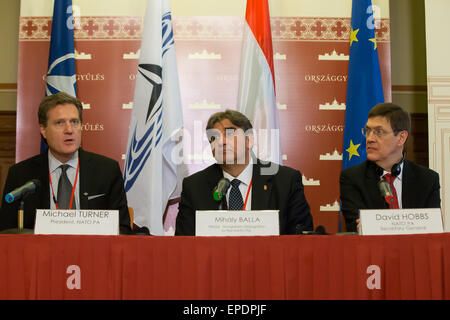 Budapest, Ungarn. 17. Mai 2015. Teilnehmen Sie der Parlamentarischen Versammlung der NATO (NATO-PV) Präsident Michael Turner (L), Leiter der ungarischen Delegation Mihaly Balla (C) und NATO-PA-Generalsekretär David Hobbs an eine Pressekonferenz am zweiten Tag des dreitägigen NATO PA Spring Session in Budapest, Ungarn, 17. Mai 2015. Turner äußerte seine Unterstützung für einen erweiterten NATO. Bildnachweis: Attila Volgyi/Xinhua/Alamy Live-Nachrichten Stockfoto