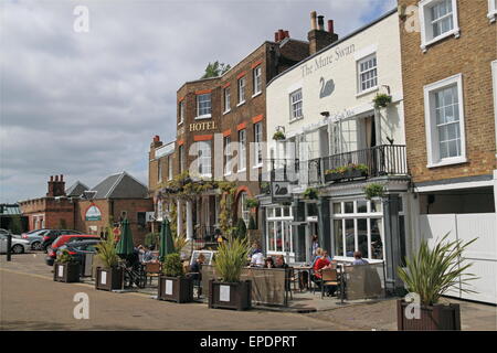 Mitre Hotel und Höckerschwan, Hampton Court, East Molesey, Surrey, England, Großbritannien, Deutschland, UK, Europa Stockfoto