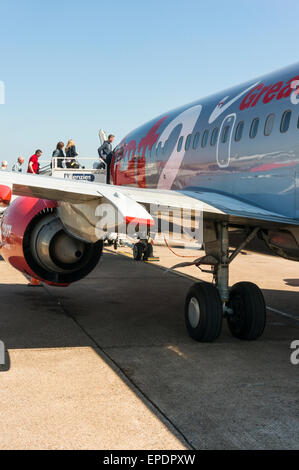 Passagiere zu Fuß Schritte an Bord ein Jet-2. Com Boeing 737 Flugzeug am Flughafen East Midlands Stockfoto