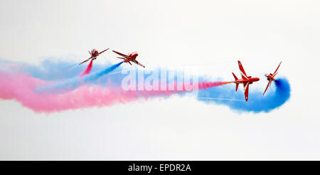 ROTE PFEILE FLIEGEN DURCH IHRE WIRBELNDEN FARBIGEN RAUCH STUDIEN. Stockfoto