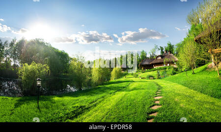 Häuser von Log und Landschaft am Morgen Stockfoto