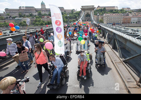 Budapest. 17. Mai 2015. Mitmachen in der zweiten Reha Critical Mass Demo zur Verbesserung der Lebensqualität von Menschen mit Behinderungen in Budapest, Ungarn am 17. Mai 2015. © Attila Volgyi/Xinhua/Alamy Live-Nachrichten Stockfoto