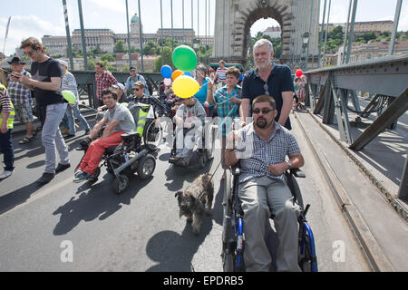 Budapest. 17. Mai 2015. Mitmachen in der zweiten Reha Critical Mass Demo zur Verbesserung der Lebensqualität von Menschen mit Behinderungen in Budapest, Ungarn am 17. Mai 2015. © Attila Volgyi/Xinhua/Alamy Live-Nachrichten Stockfoto