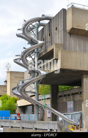 Hayward Gallery, London, UK. 17. Mai 2015. Carsten Höllers Isomeren gleitet, als Teil der Ausstellung in der Hayward Gallery im Juni installiert wird. Bildnachweis: Matthew Chattle/Alamy Live-Nachrichten Stockfoto