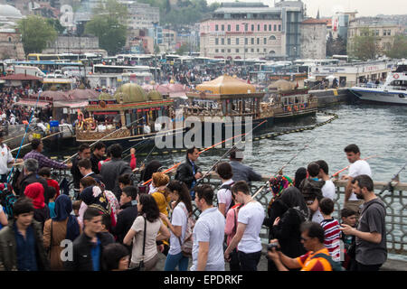 Touristen, einheimische und Fischer auf der Galata-Brücke in Eminönü, Istanbul Stockfoto