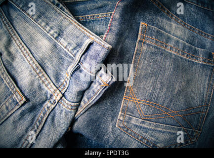 Alte Paare von blue Jeans mit sichtbaren orangefarbenen und roten Nähten Stockfoto