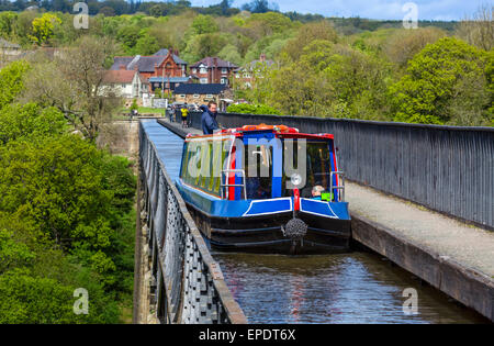 Narrowboat am Llangollen Kanal überqueren das Pontcysyllte-Aquädukt, Froncysllte, in der Nähe von Llangollen, Denbighshire, Wales, UK Stockfoto