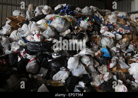 Berge von Müll entsorgt auf einer Deponie in Plastiktüten. Stockfoto