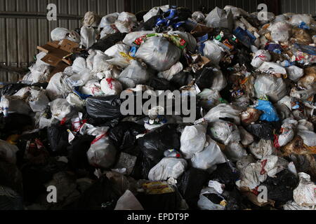 Berge von Müll entsorgt auf einer Deponie in Plastiktüten. Stockfoto